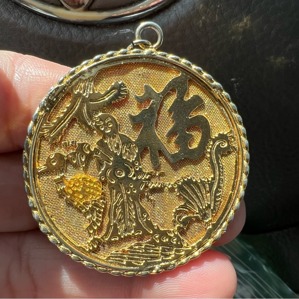 BEAUTIFUL ASIAN GOLD TONE PENDANT SIZE 1. 3/4" CIRCLE